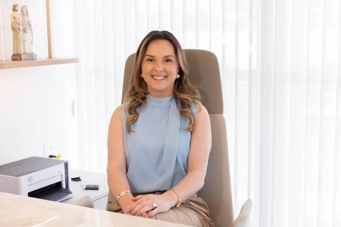 Dra. Thacira Dantas no consultório